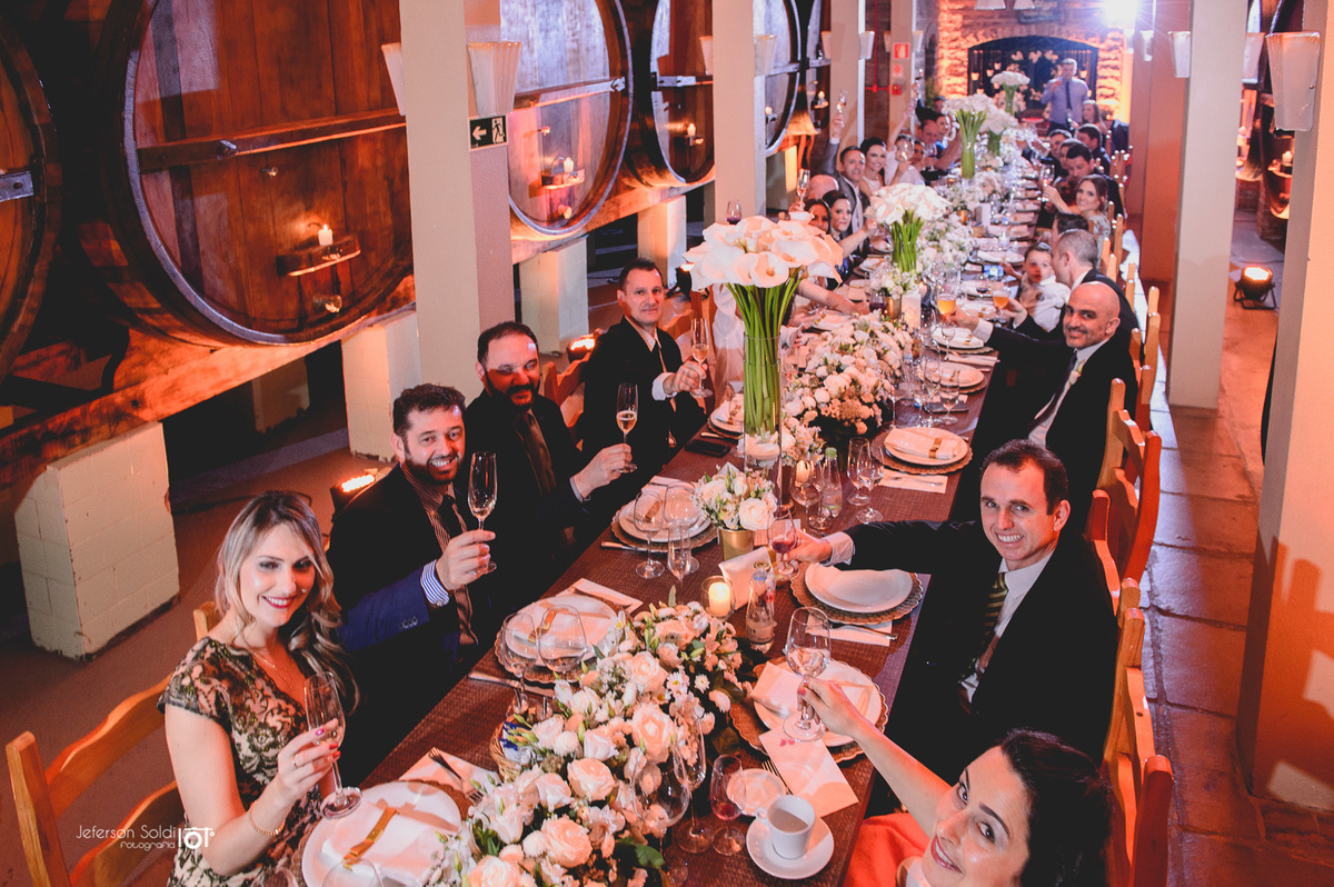 O brinde dos convidados aos noivos.