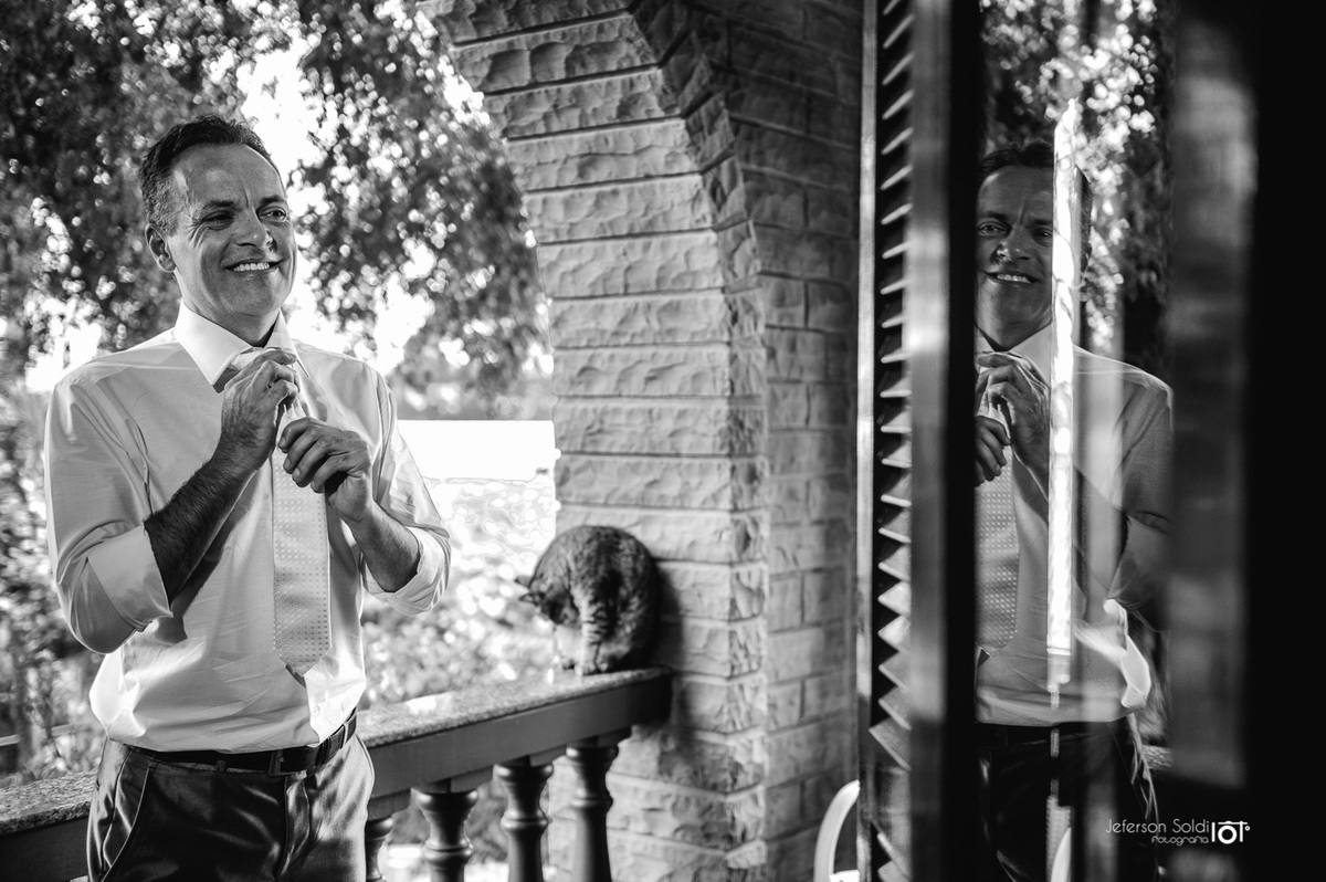 Noivo colocando a gravata.