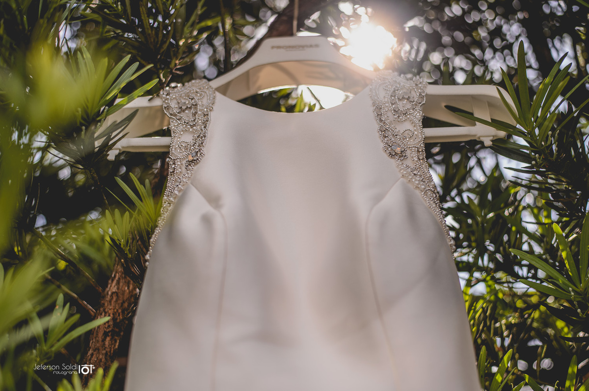 Detalhe da rendo do vestido da noiva sob a luz do sol.