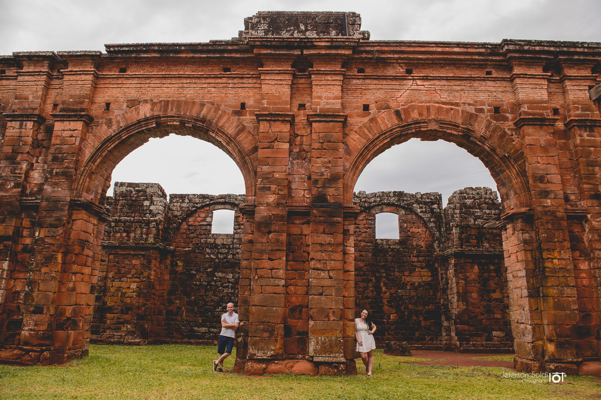 Casal encostados nas colunas das ruínas de São Miguel.