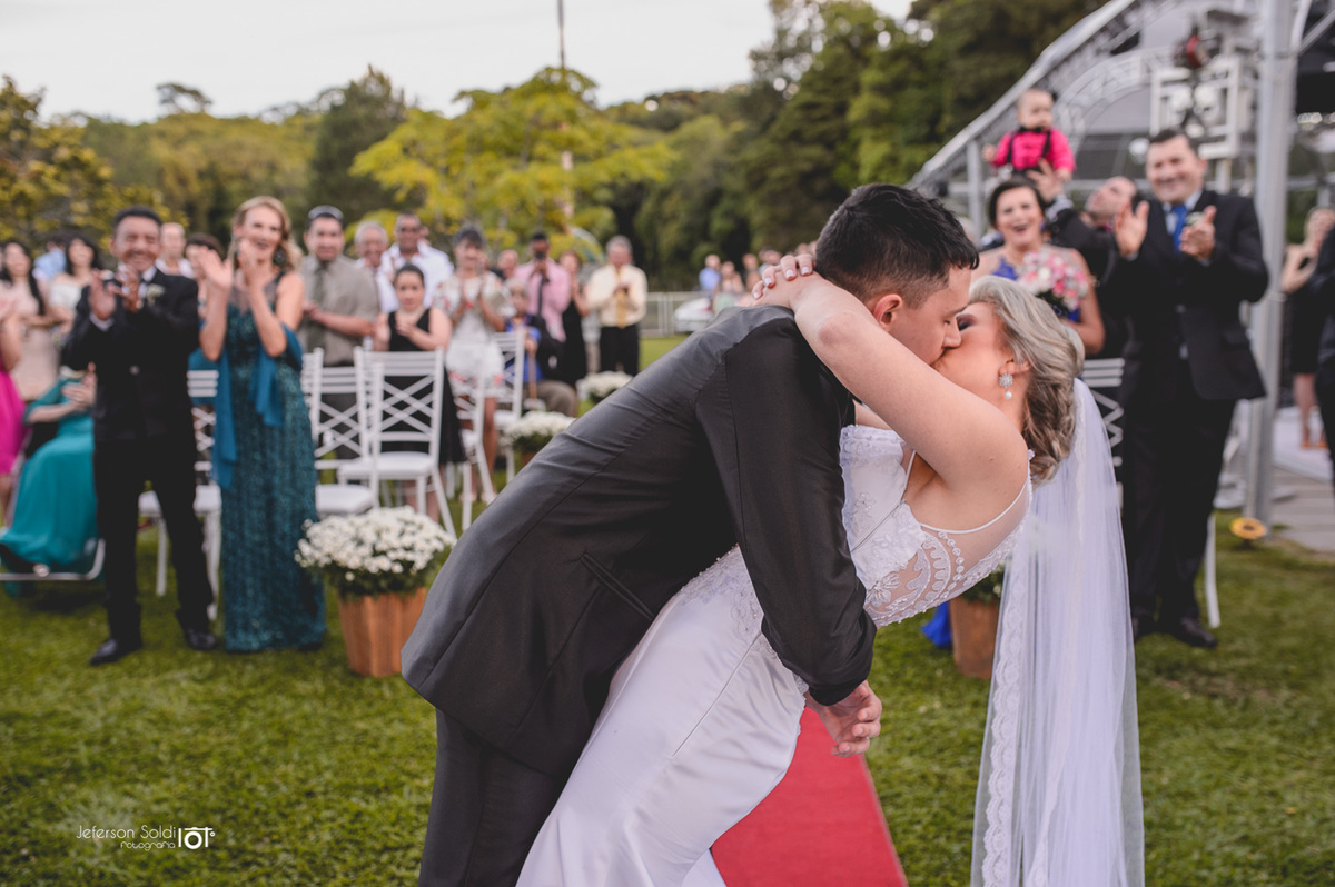 Noivo beijando a noiva.