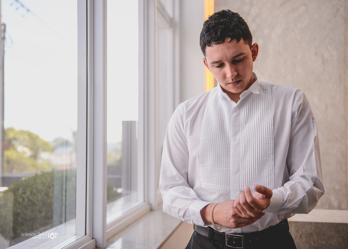 Noivo se preparando para o casamento.