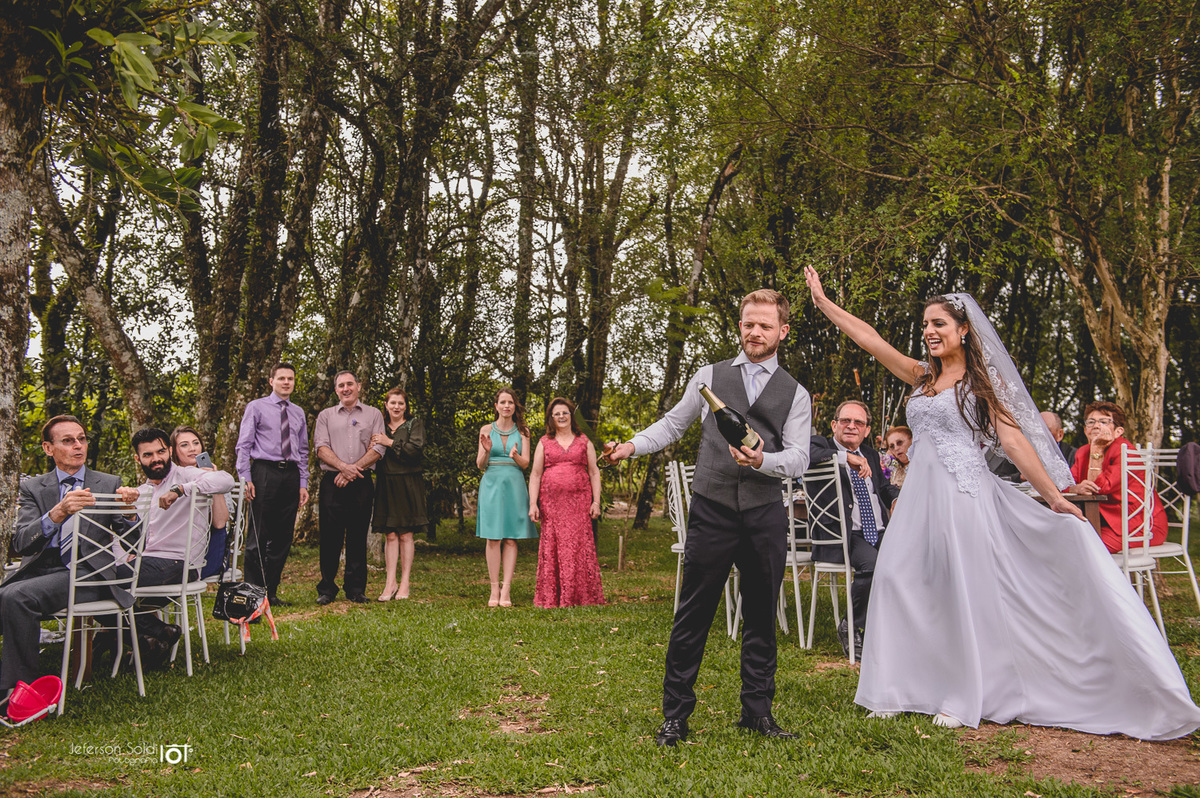 Noivos fazendo o brinde.