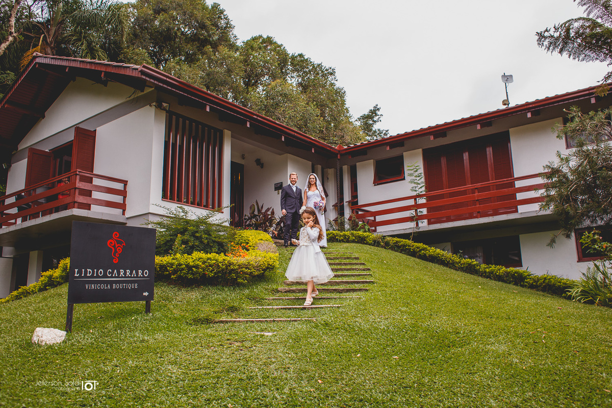 Noivos entrando acompanhandos da dama de honra.