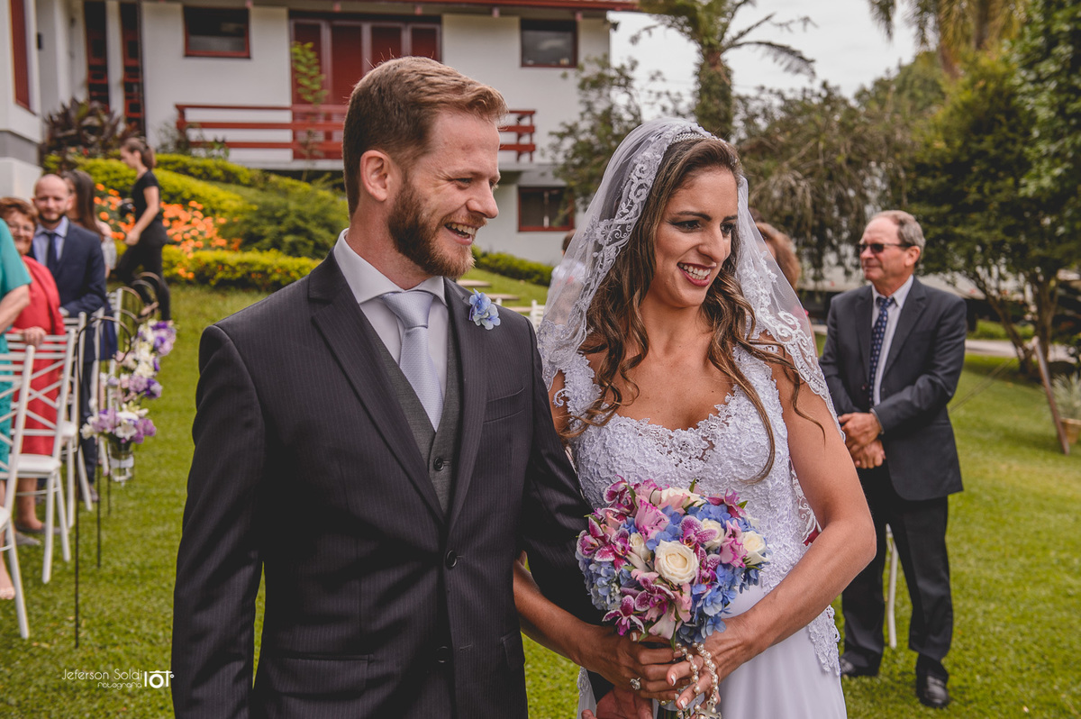 Noivos chegam no altar. 