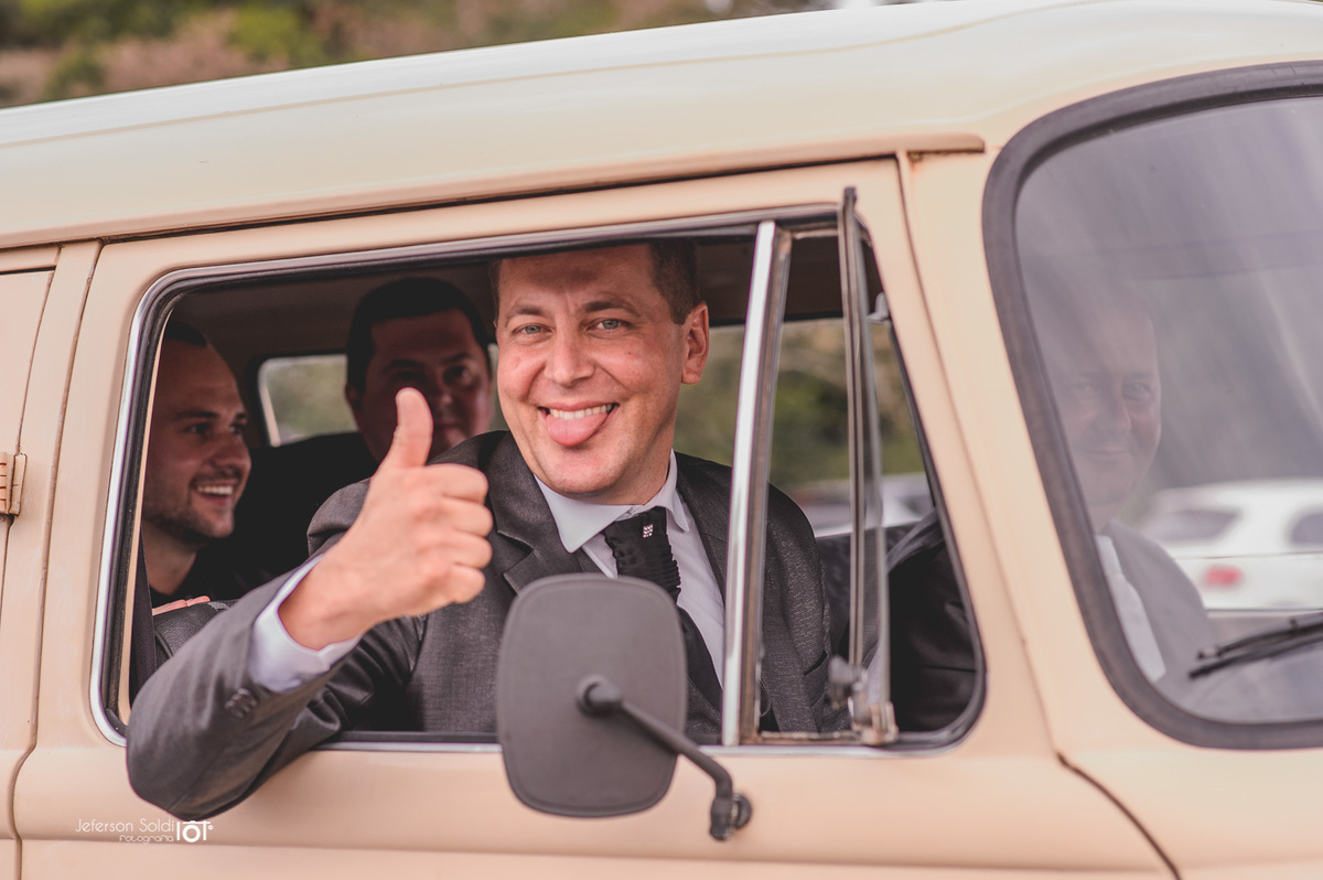 Noivo chegando para o casamento de Kombi.