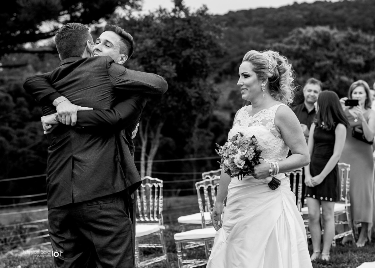 Filho entrega mãe para o pai no altar.