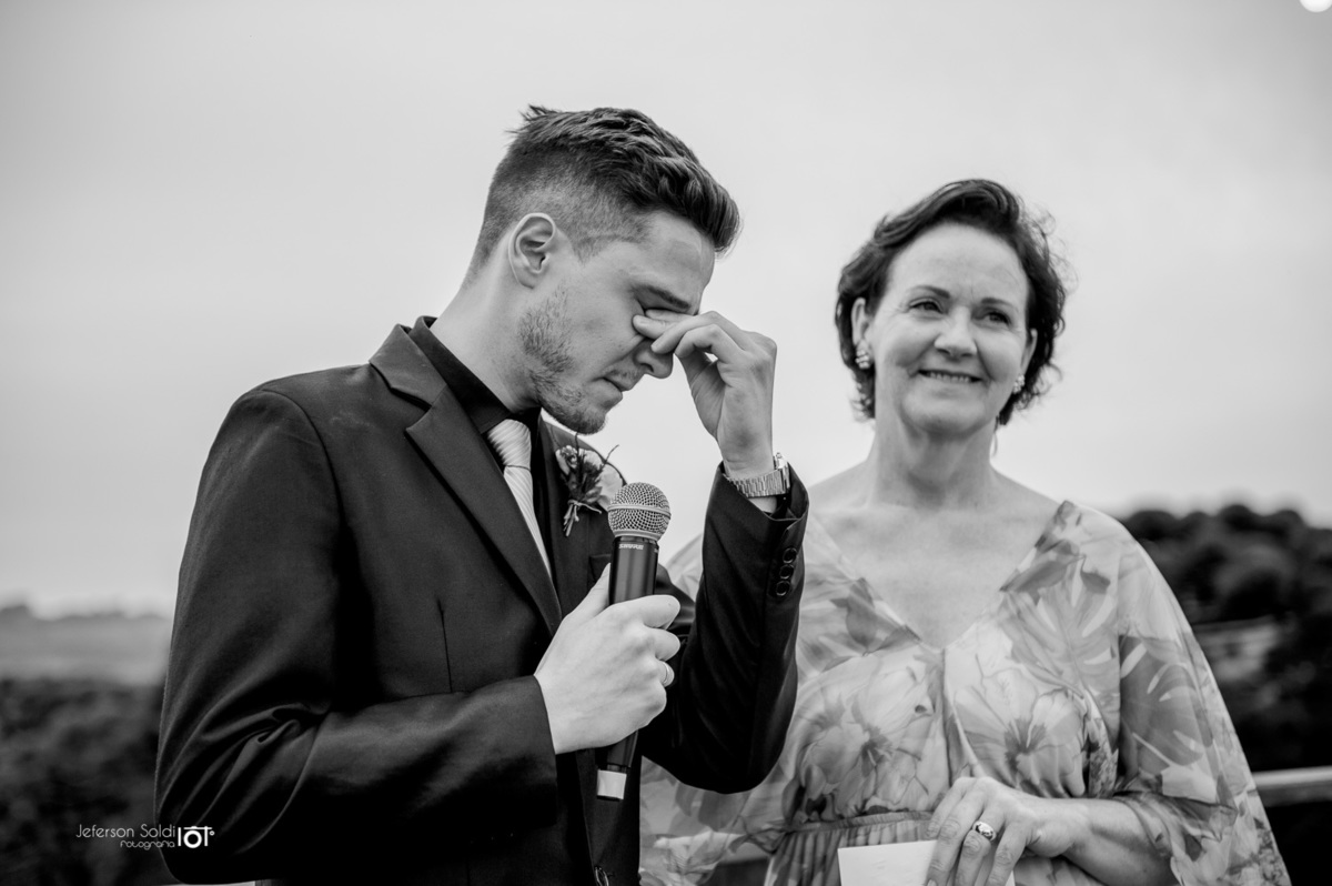 Filho se emociona ao fazer depoimento aos pais no altar.