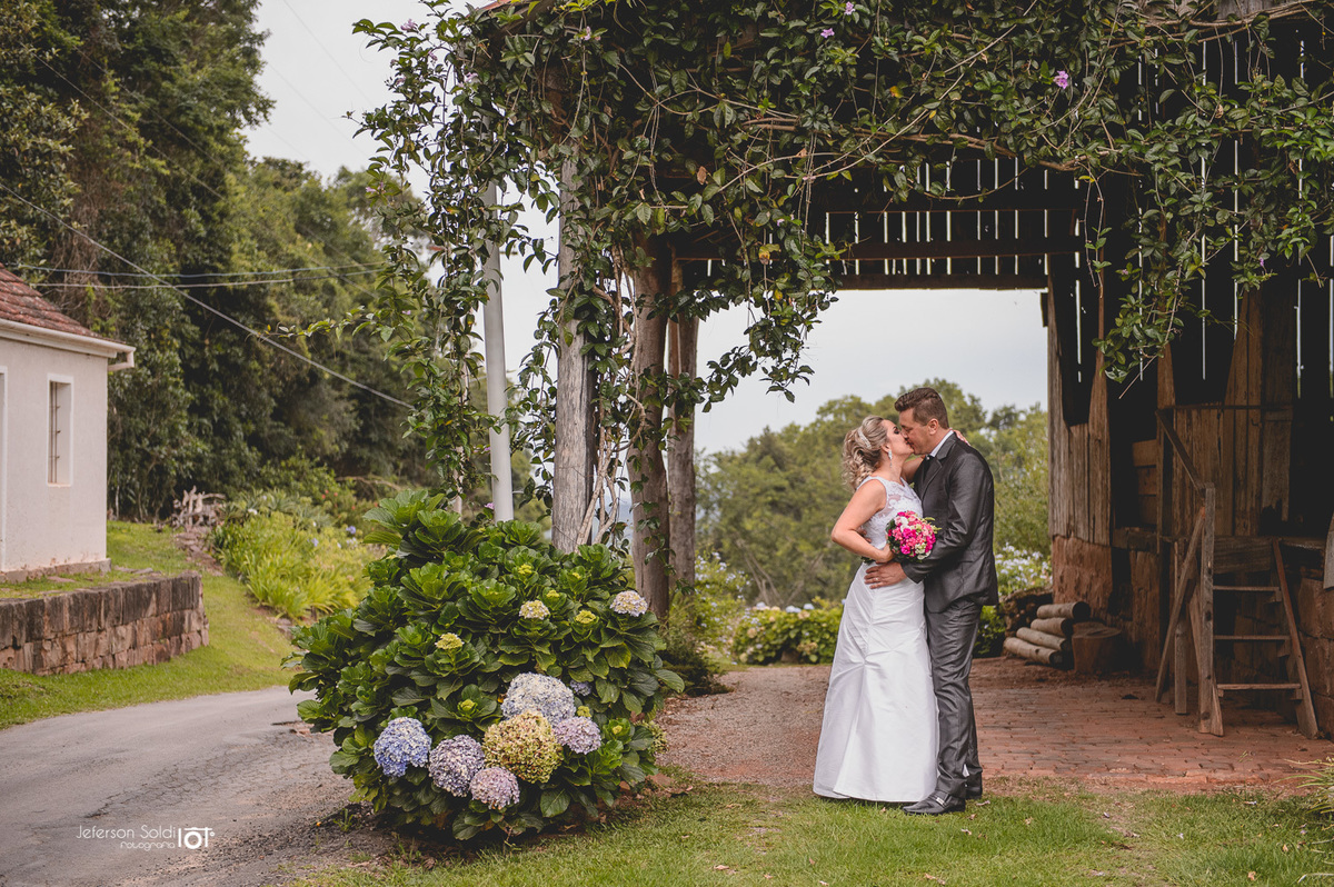 Noivos se beijam no vale dos vinhedos