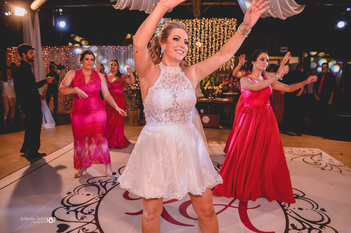 Noiva dançando com as madrinhas para os convidados.