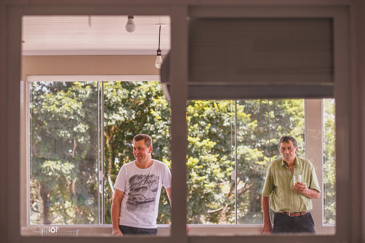 Noivo e seu pai momentos antes do casamento.