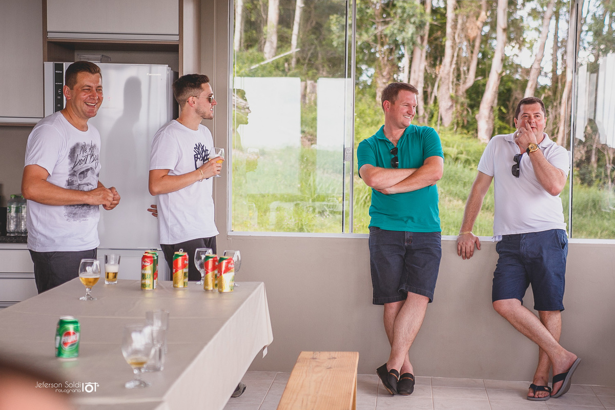 Momento descontraído do noivo e seus padrinhos.