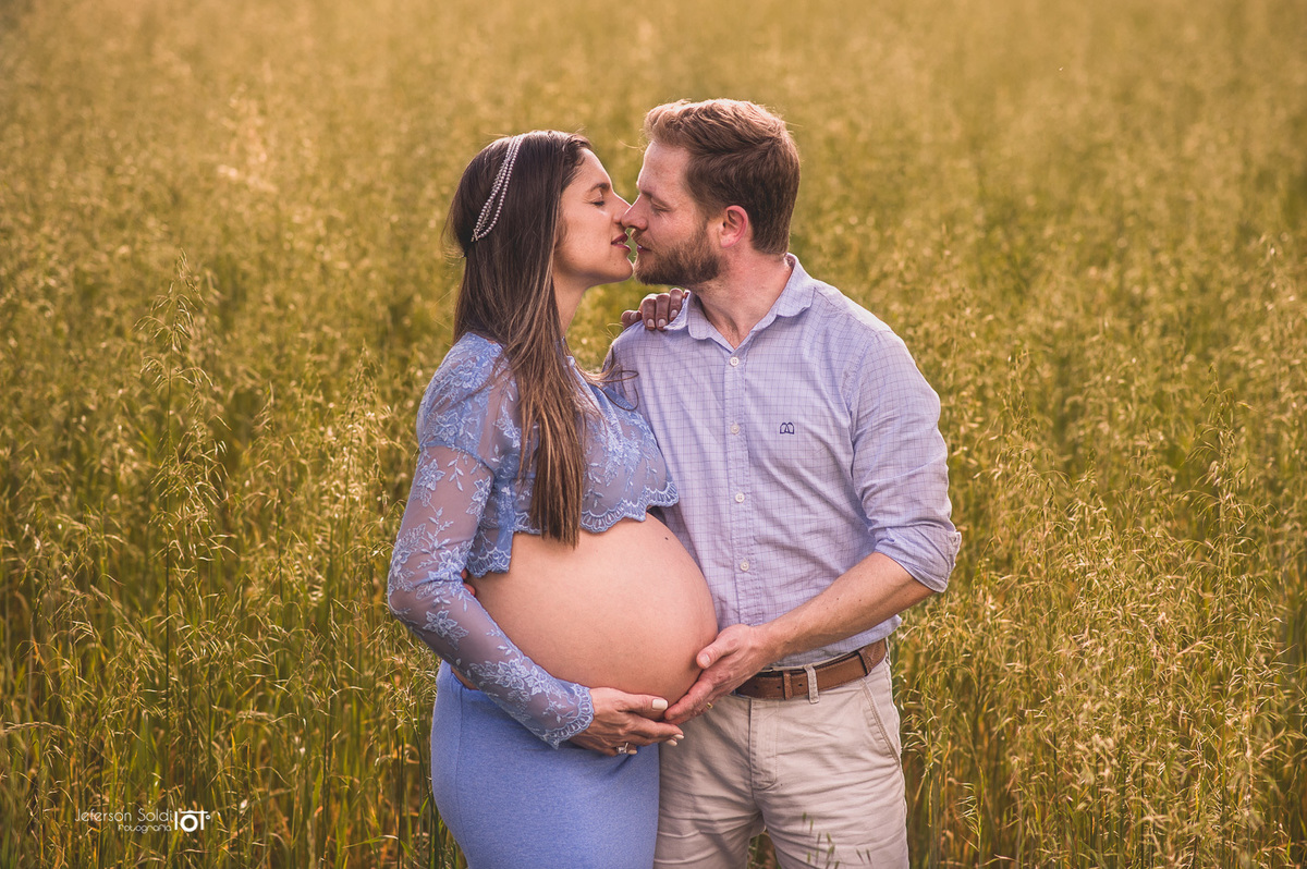 casal se beijando em meio a uma plantação de trigo.