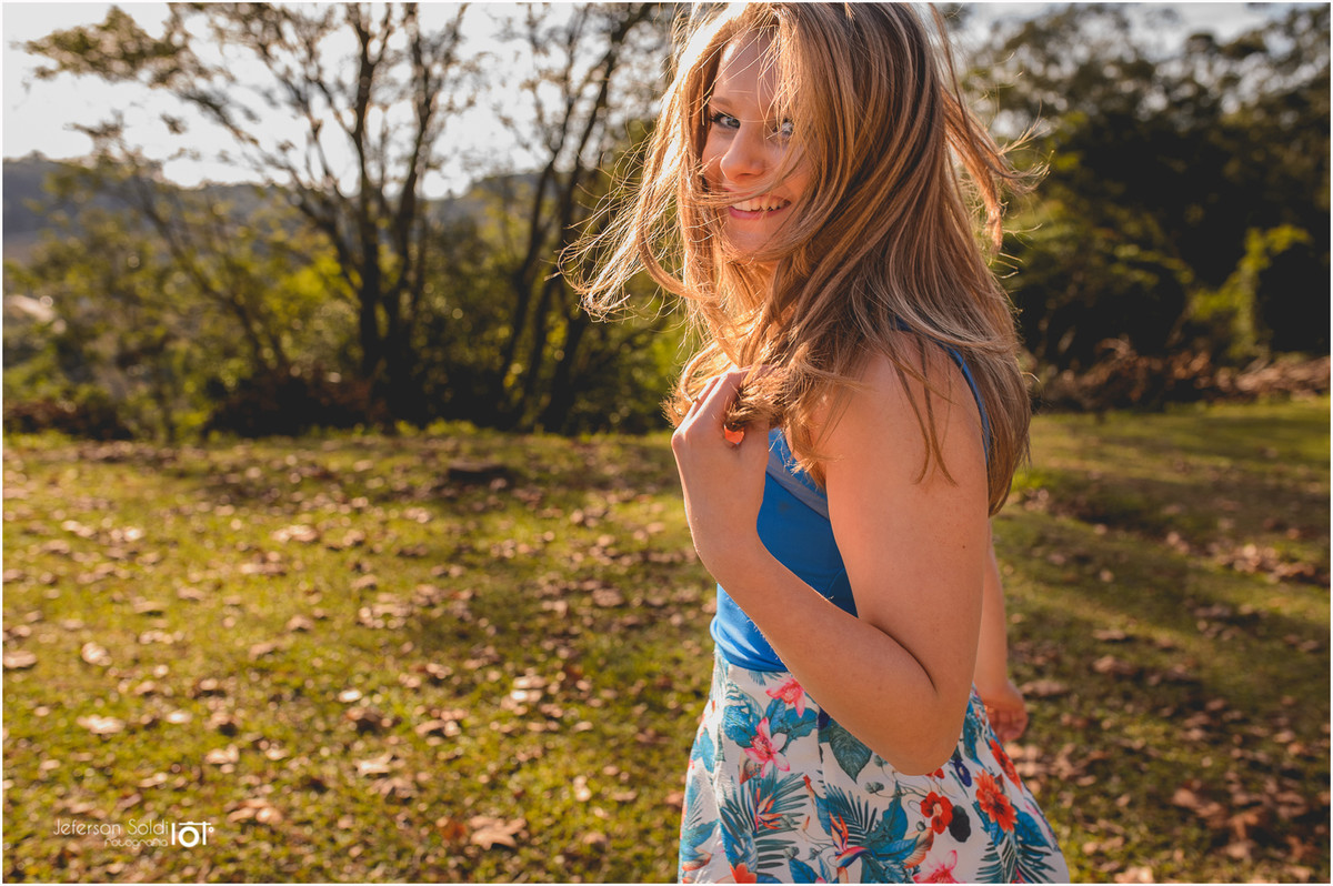 Elisa correndo e balançando o cabelo ao vento