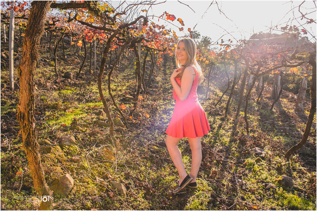 Elisa caminhando pelo parreiral