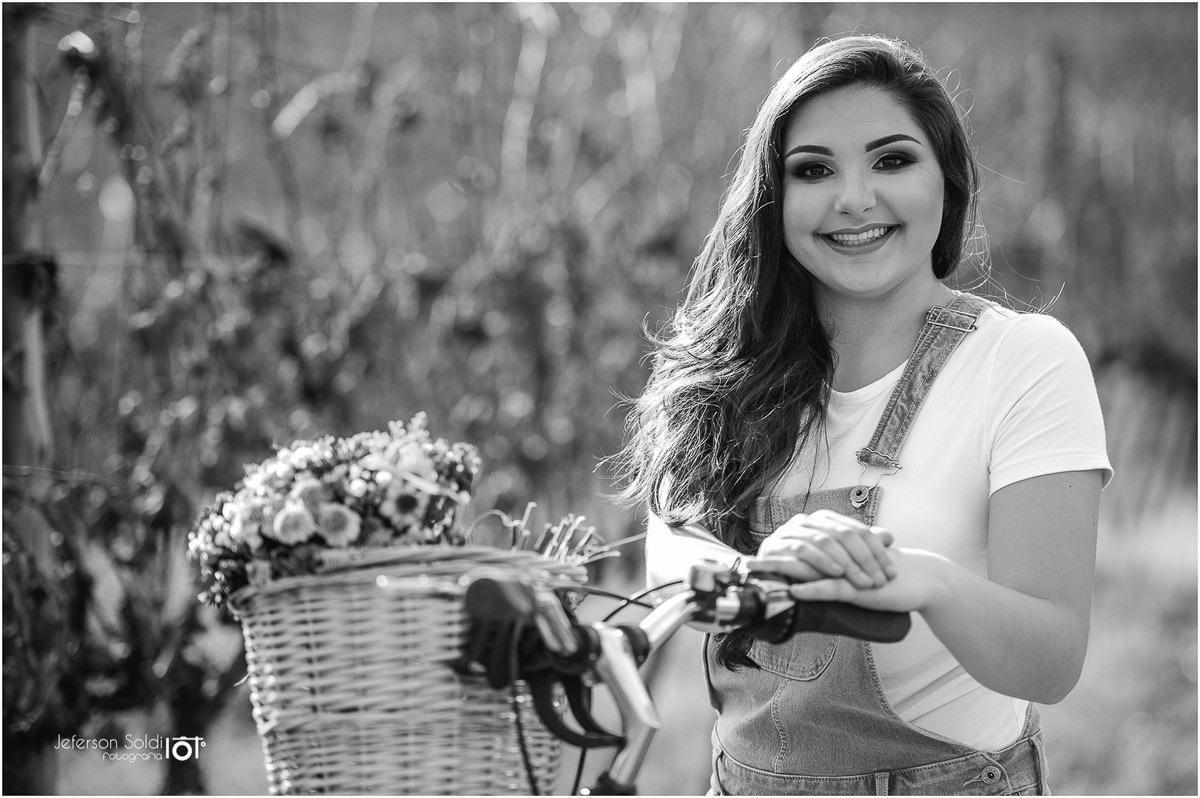 Julia na bicicleta no vale dos vinhedos em preto e branco