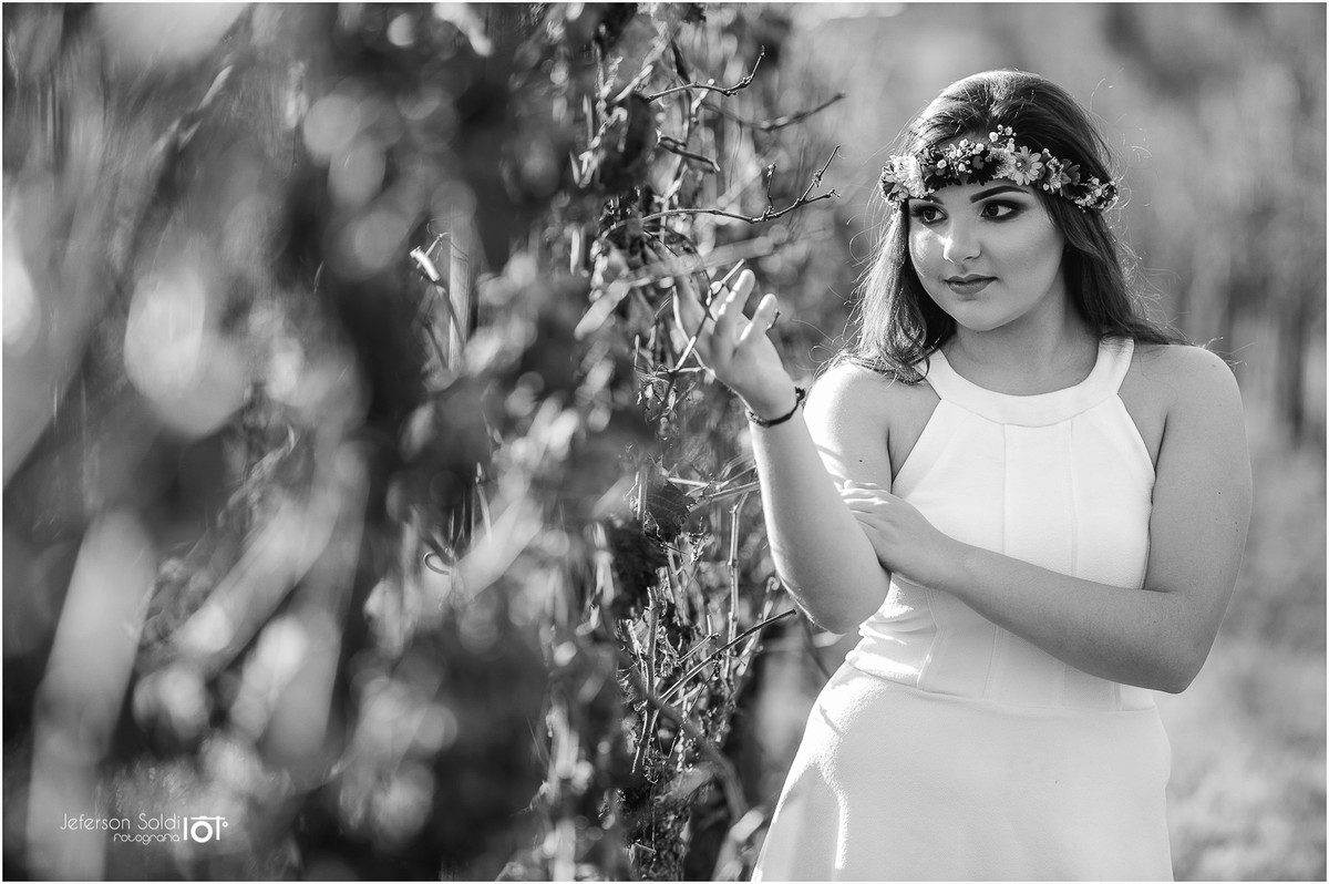 Julia tocando nos parreiras secos pelo outono preto e branco