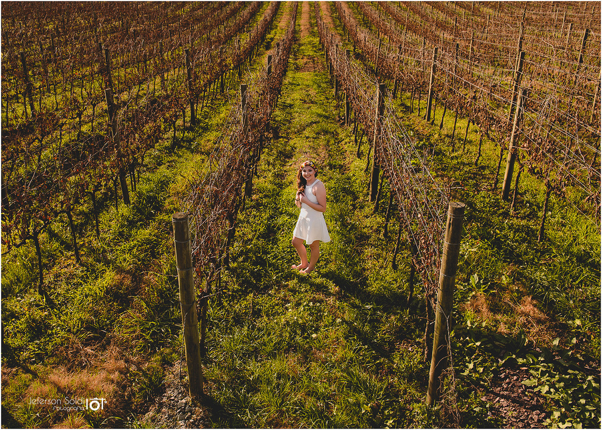 Julia nos parreirais ao longe