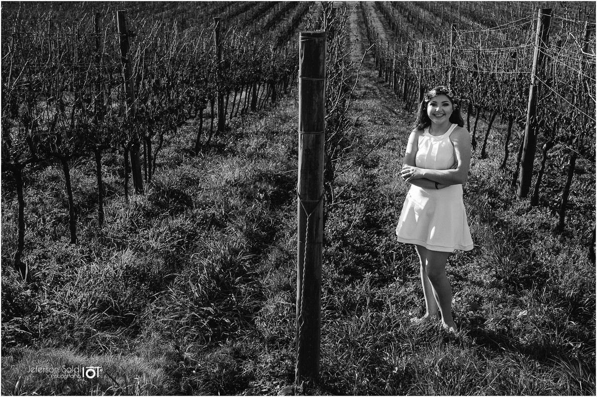 Julia nos vinhedos preto e branco