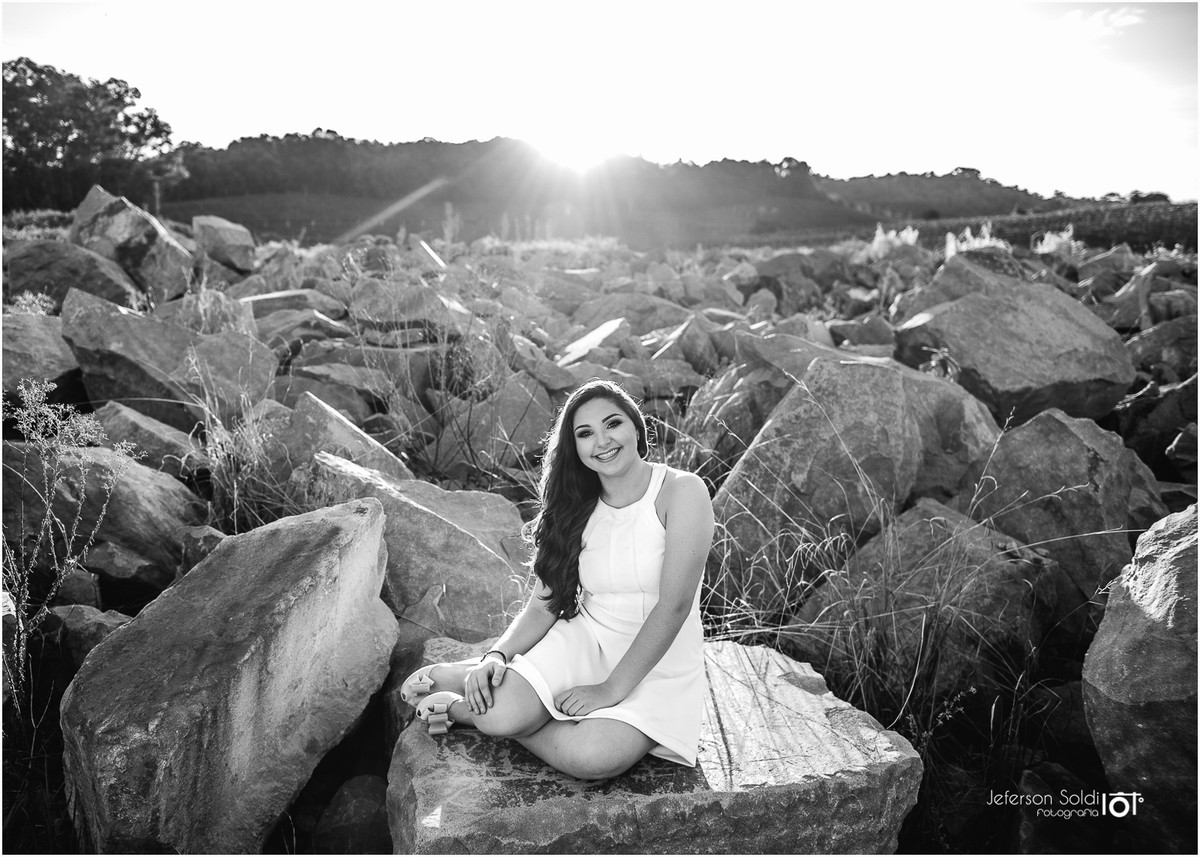 Julia em meio as pedras preto e branco