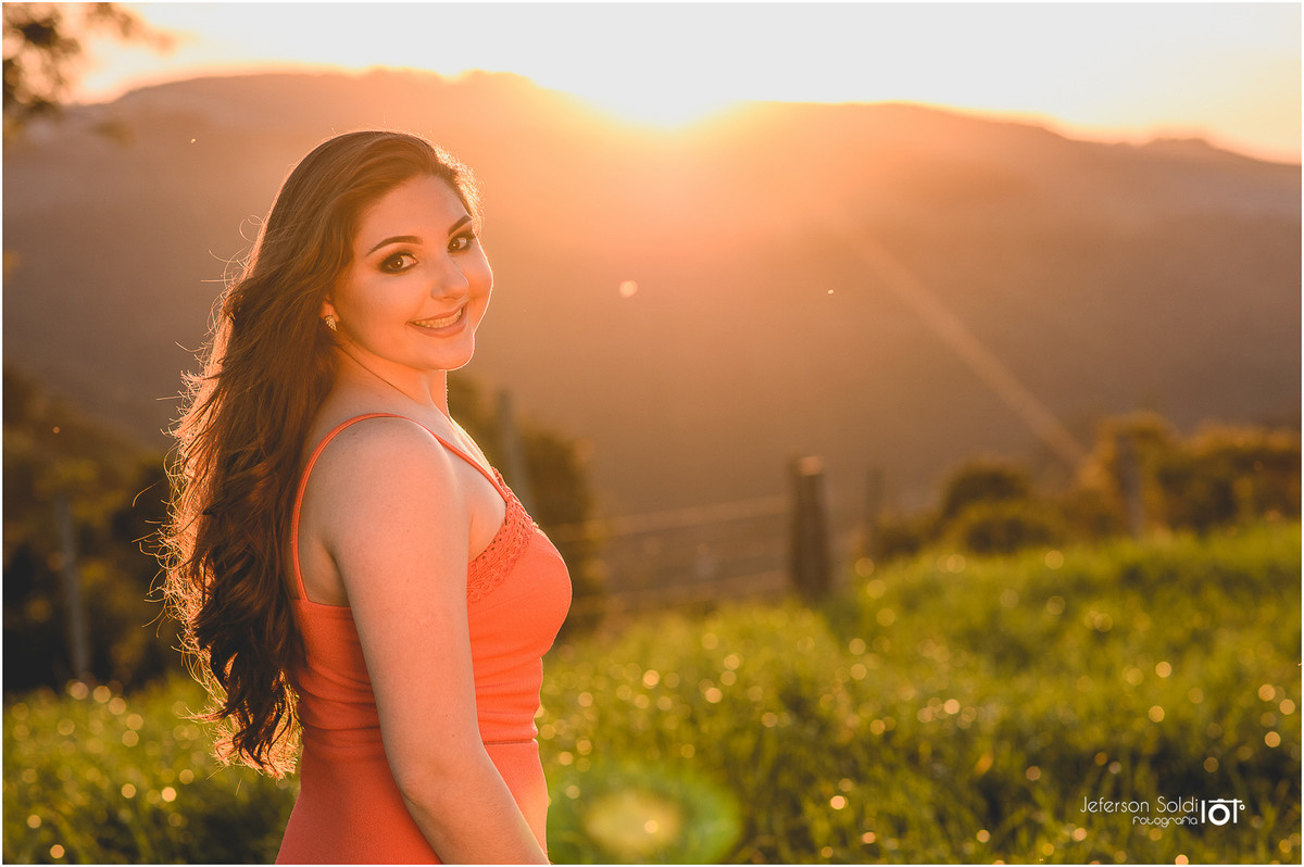 Julia iluminada pelos raios de sol no vale dos vinhedos