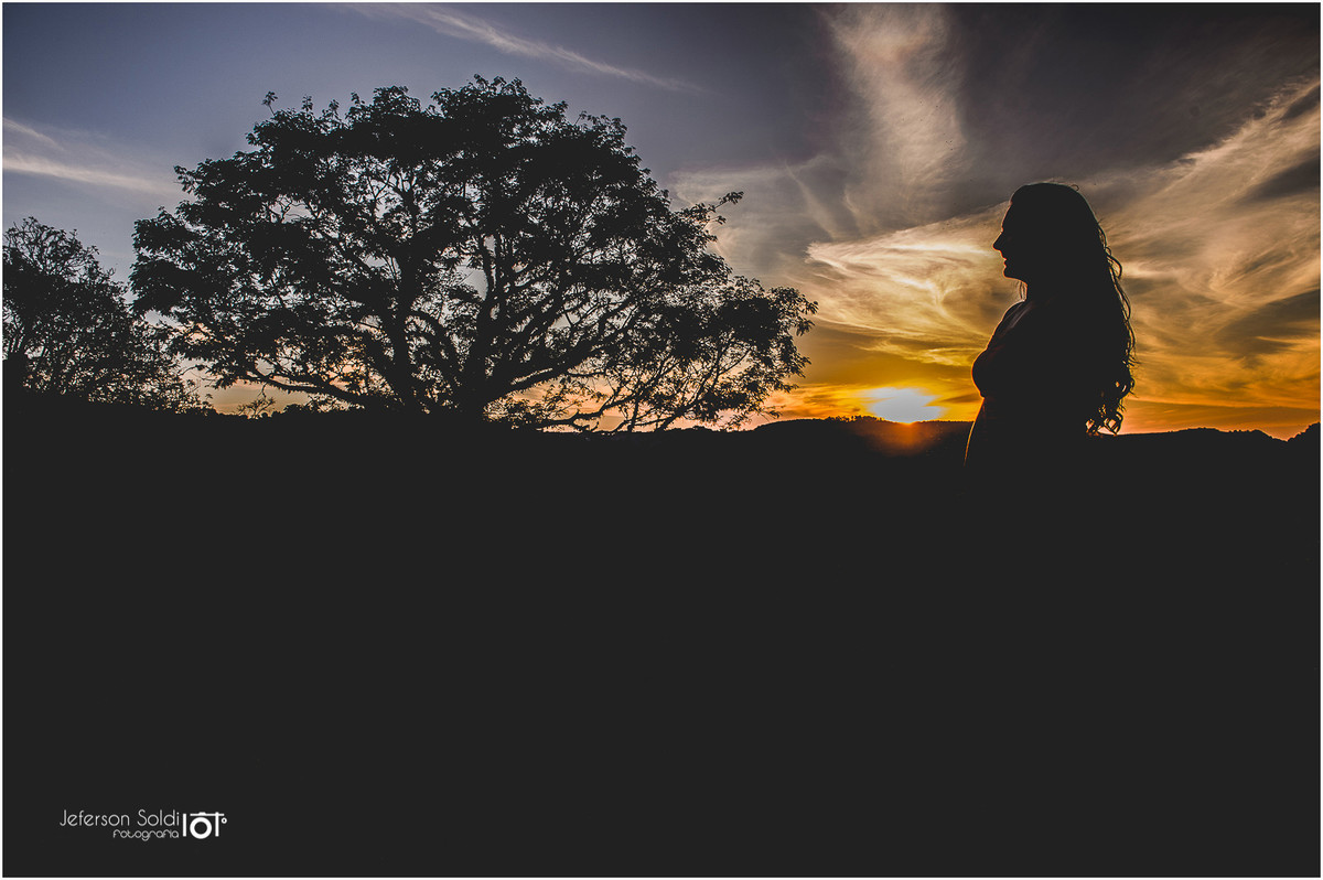 Silhueta da Julia no por do sol no vale dos vinhedos