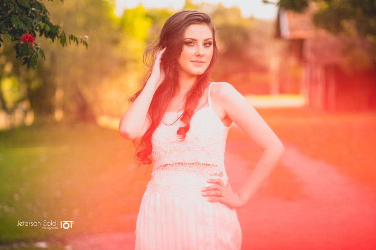 Carol de vestido branco em meio a natureza