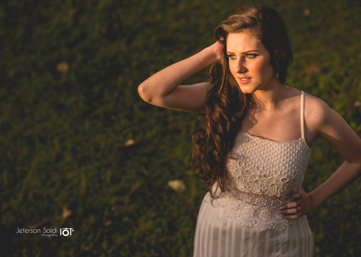 Carol mexendo nos cabelos contra o sol