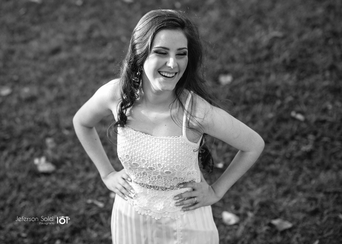 Carol sorrindo em preto e branco