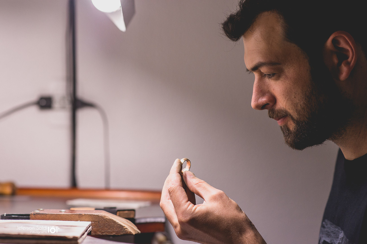 noivo fabricando a própria aliança
