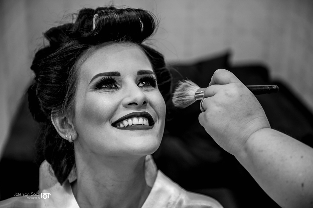 Noiva sendo maquiada no salão de beleza.