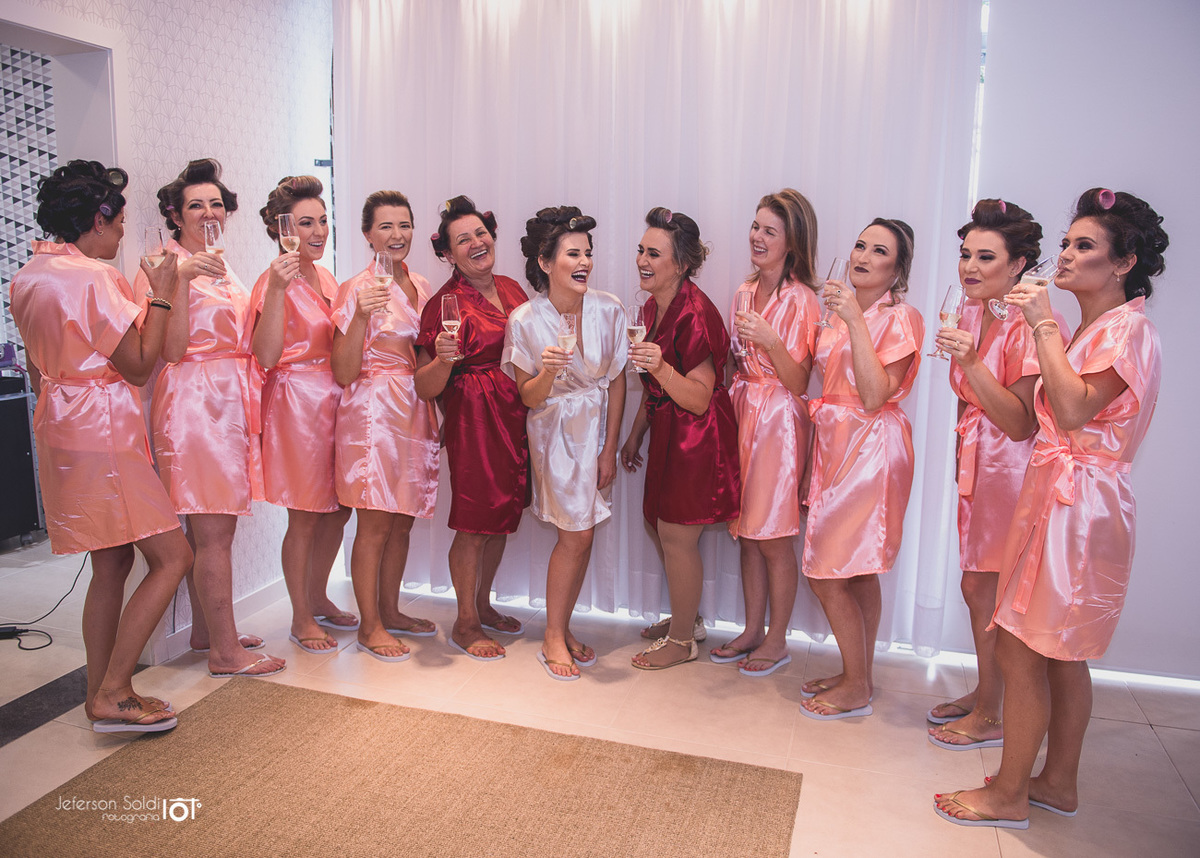 Um brinde super divertido entre a noiva e suas madrinhas.