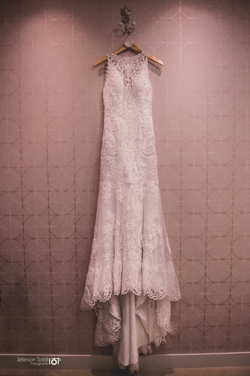 Vestido de noiva pendurado em uma parede.