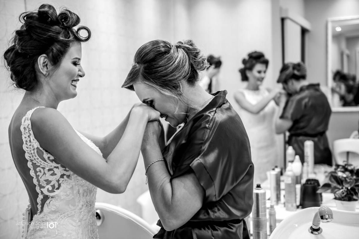 A noiva e sua mãe em um momento lindo de emoção ainda no salão de beleza.
