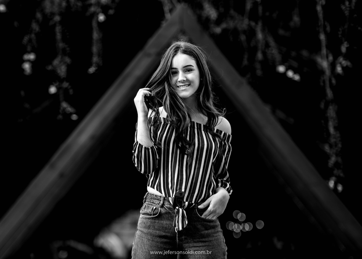 Laura modelando na rua coberta em gramado em uma foto preto e branco