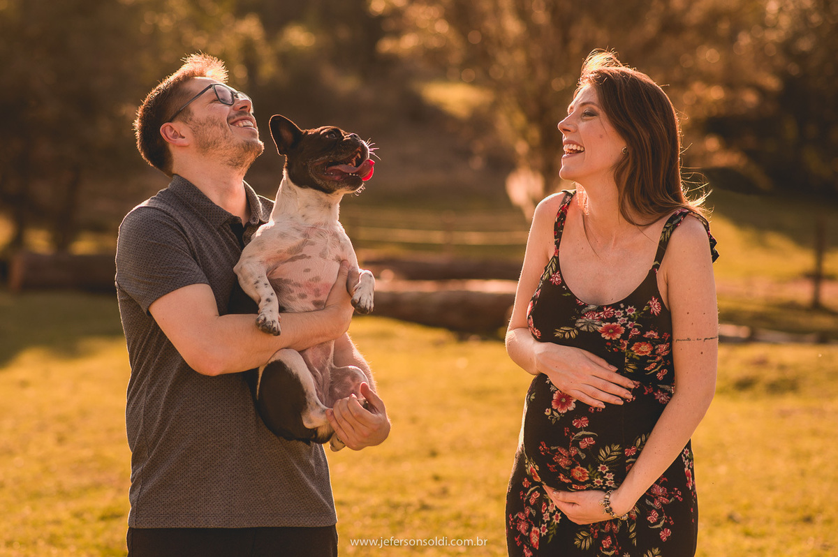 casal de gestantes sorrindo muito para foto