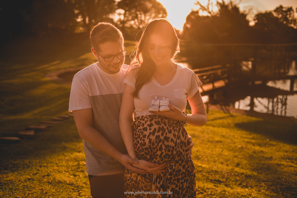 Papais pousando para foto em um lindo final de tarde com o primeiro sapatinho que o Miguel ganhou