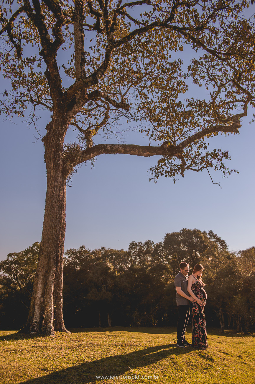 foto linda do casal de gravidos admirando o barrigão da mamãe