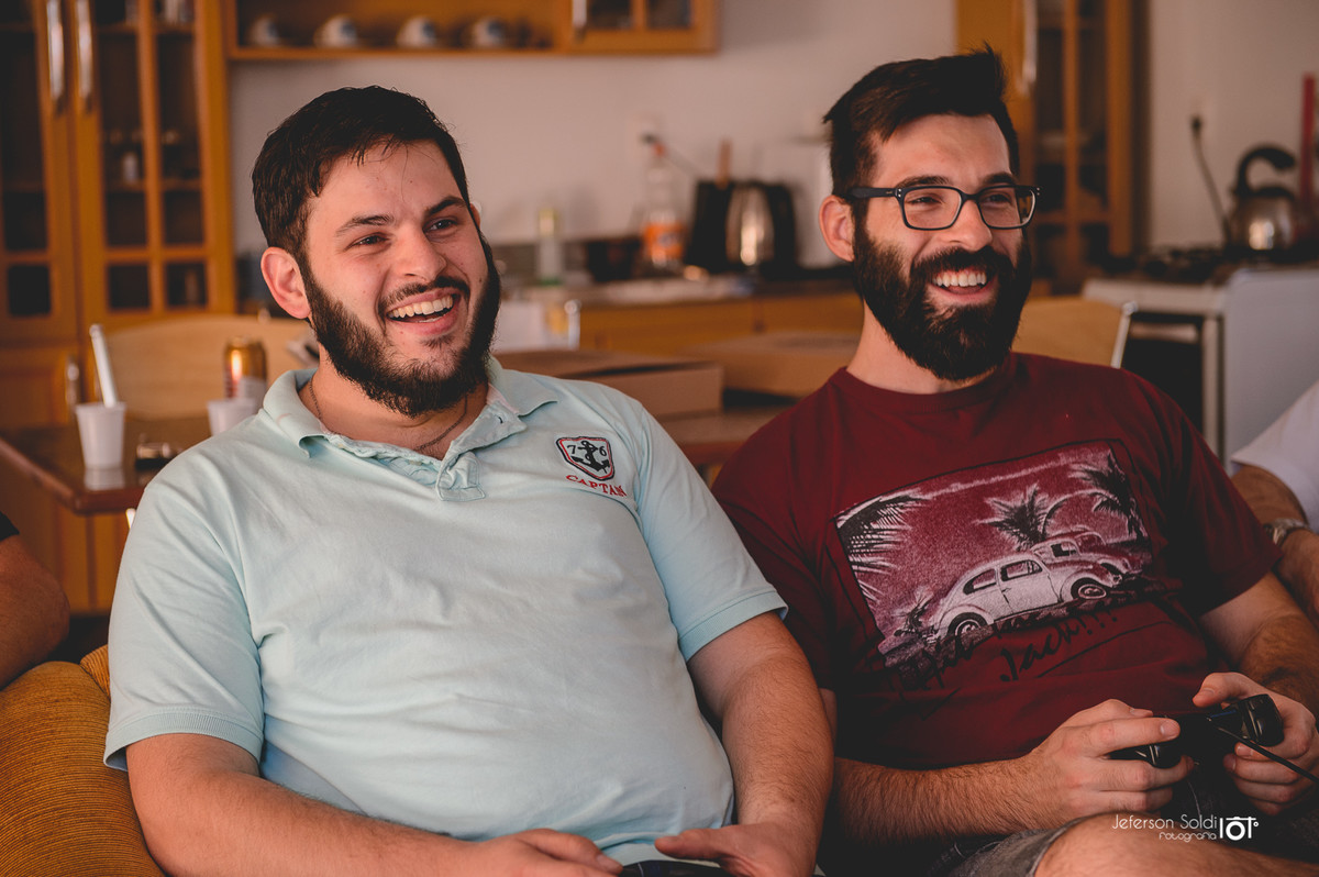 Noivo descontraindo com seu irmão