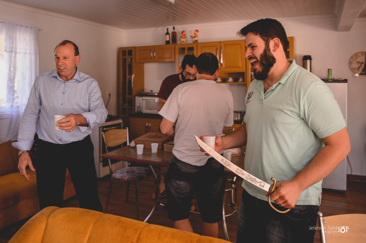 Noivo descontraindo com seu pai