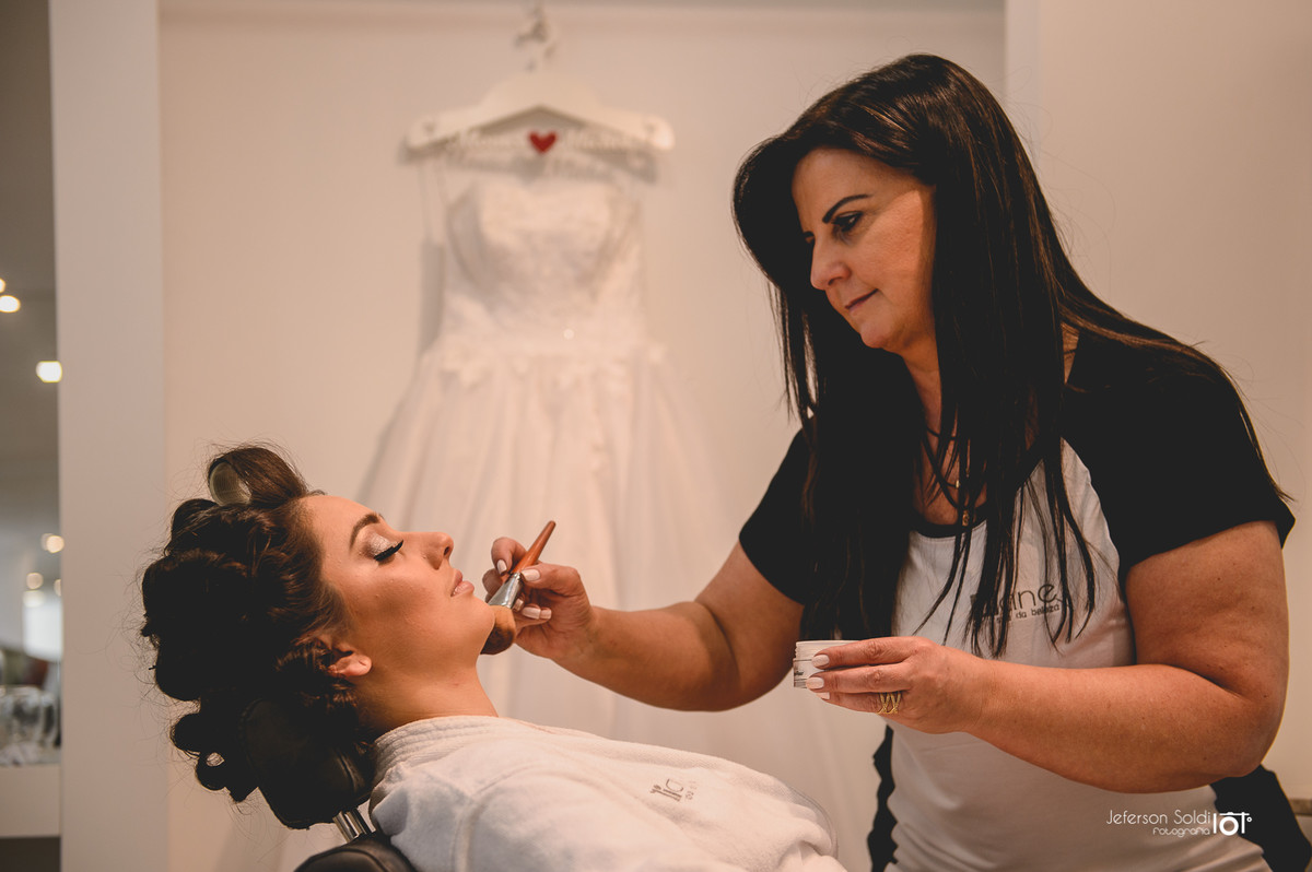 Noiva sendo maquiada