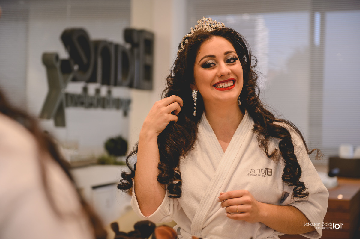 Noiva se arrumando em frente ao espelho