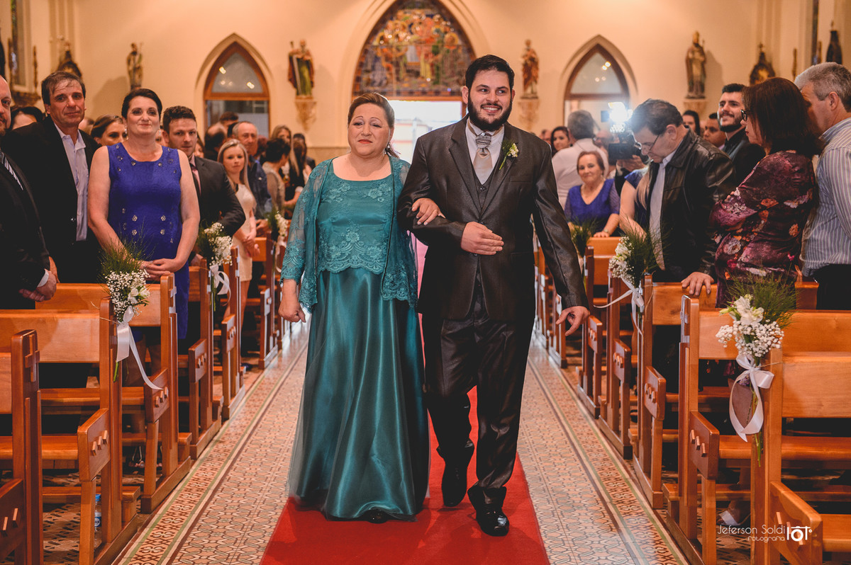 Entrada na igreja do noivo com sua mãe