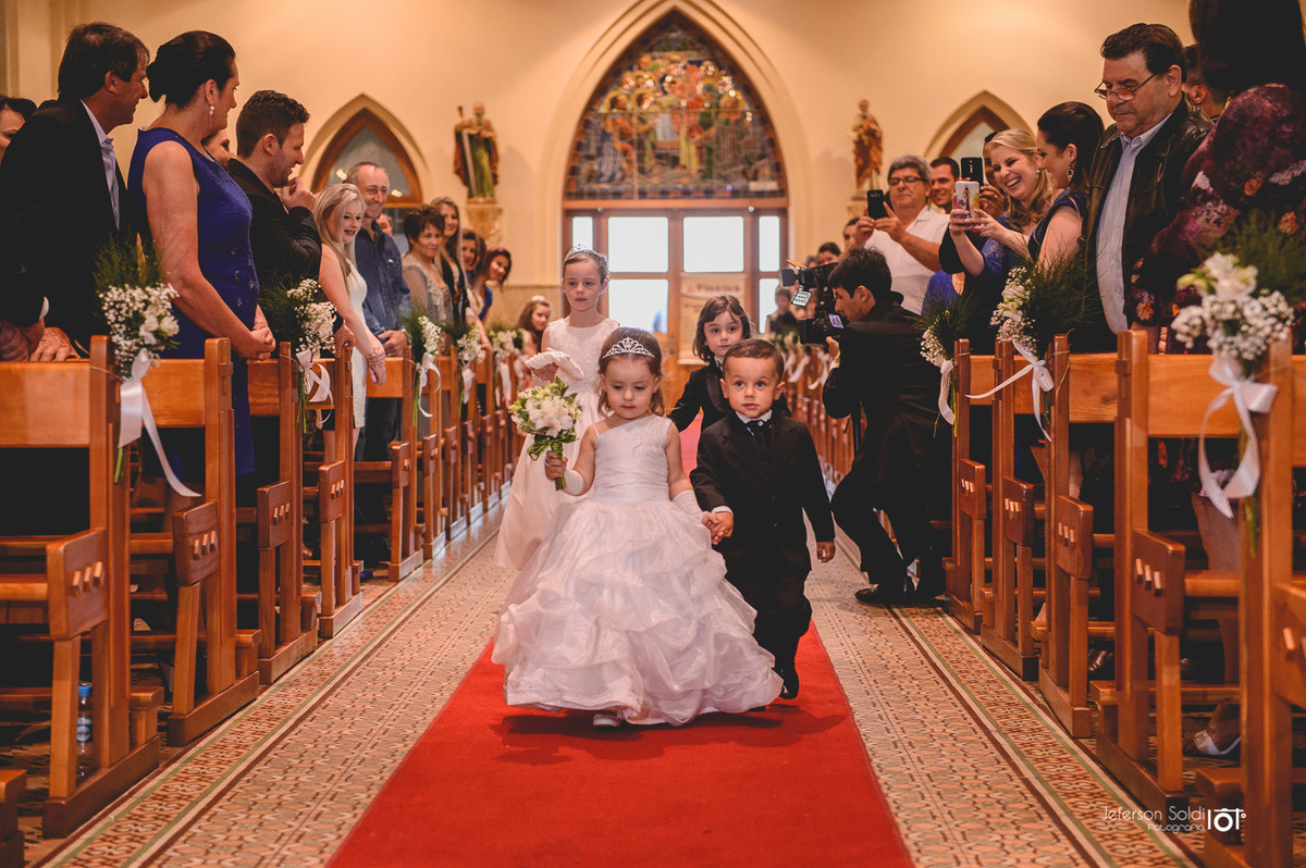 Entrada das Aias e os Pagéns