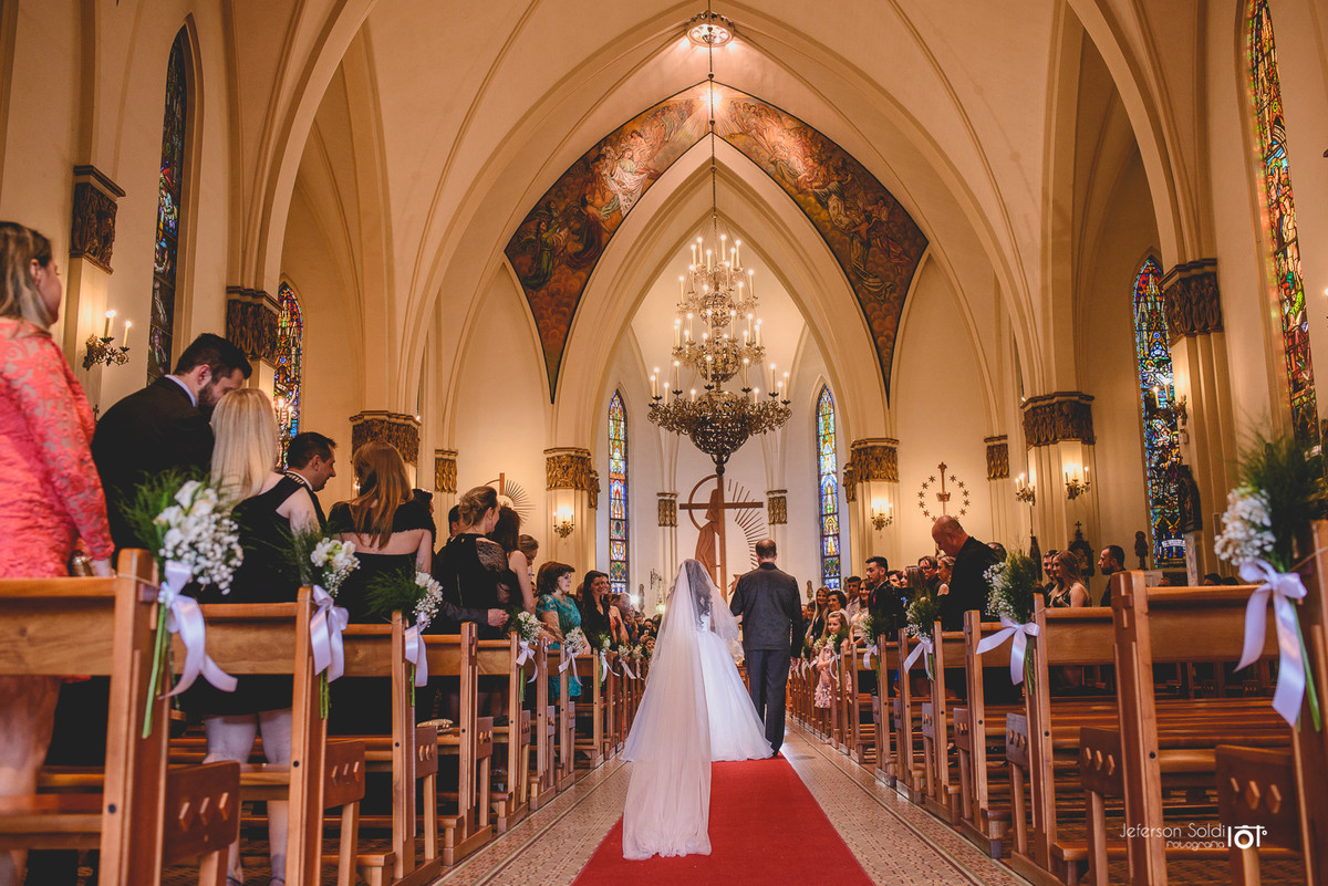 Noiva entrando na igreja