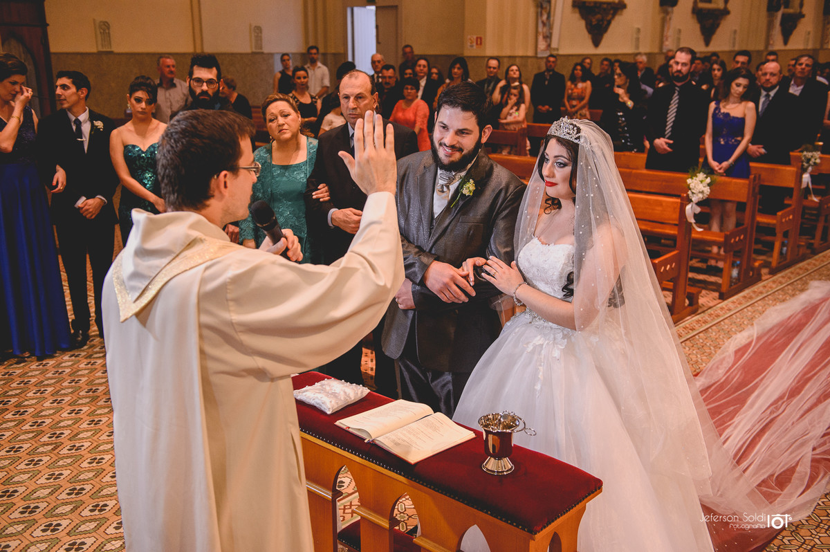 Noivos recebendo a benção do padre