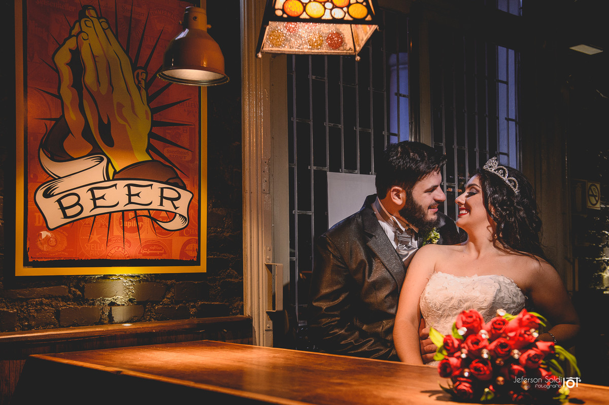 Noivos posando no interior do Bar Ferrovia