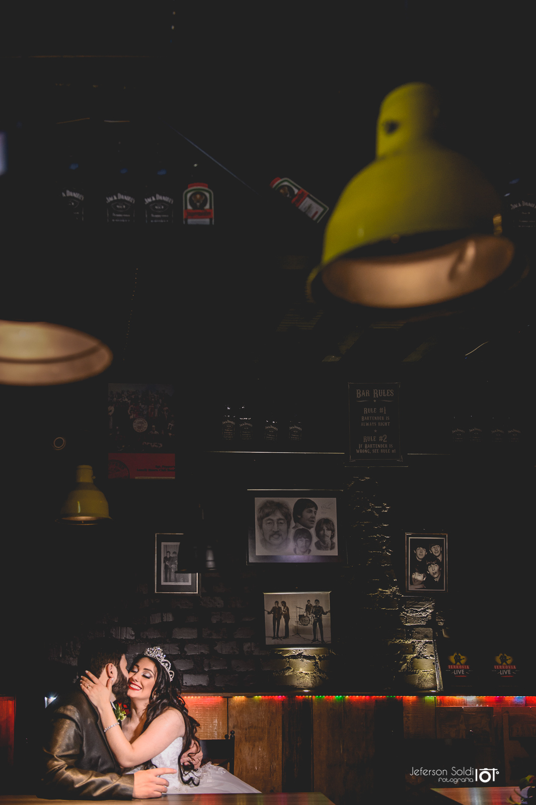 Noivos posando no interior do Bar Ferrovia