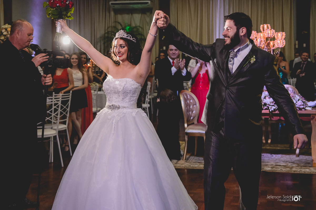 Noivos chegaram no salão da festa