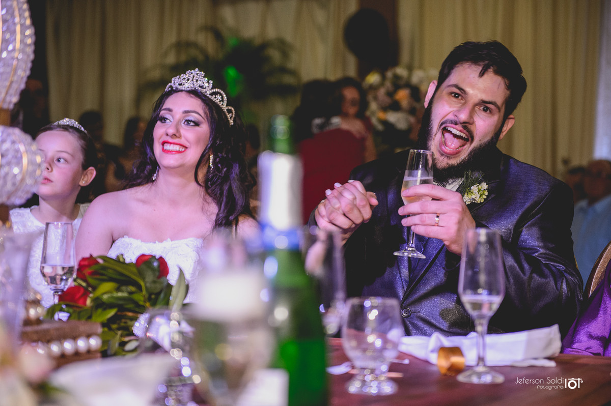 Noivos sentados observando a festa